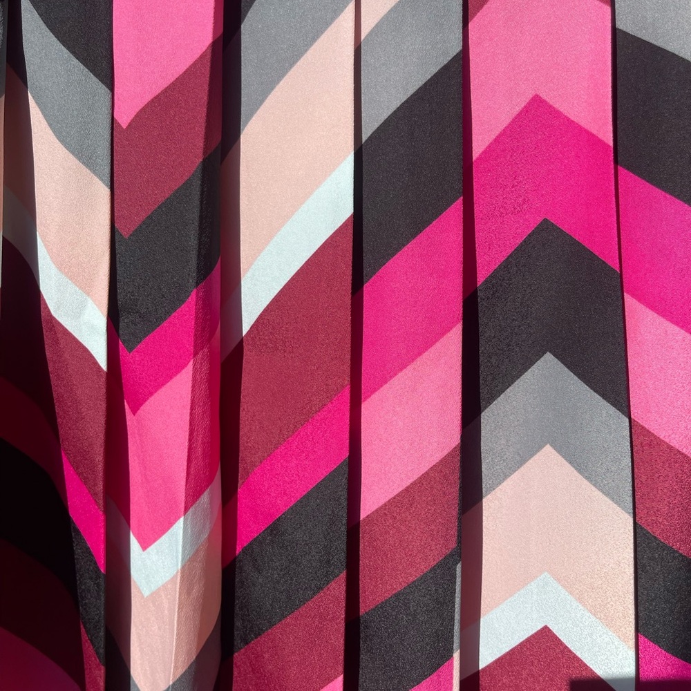 Vince Camino Chevron Patterned Pink and Black Skirt Size 8 - Picture 4 of 10
